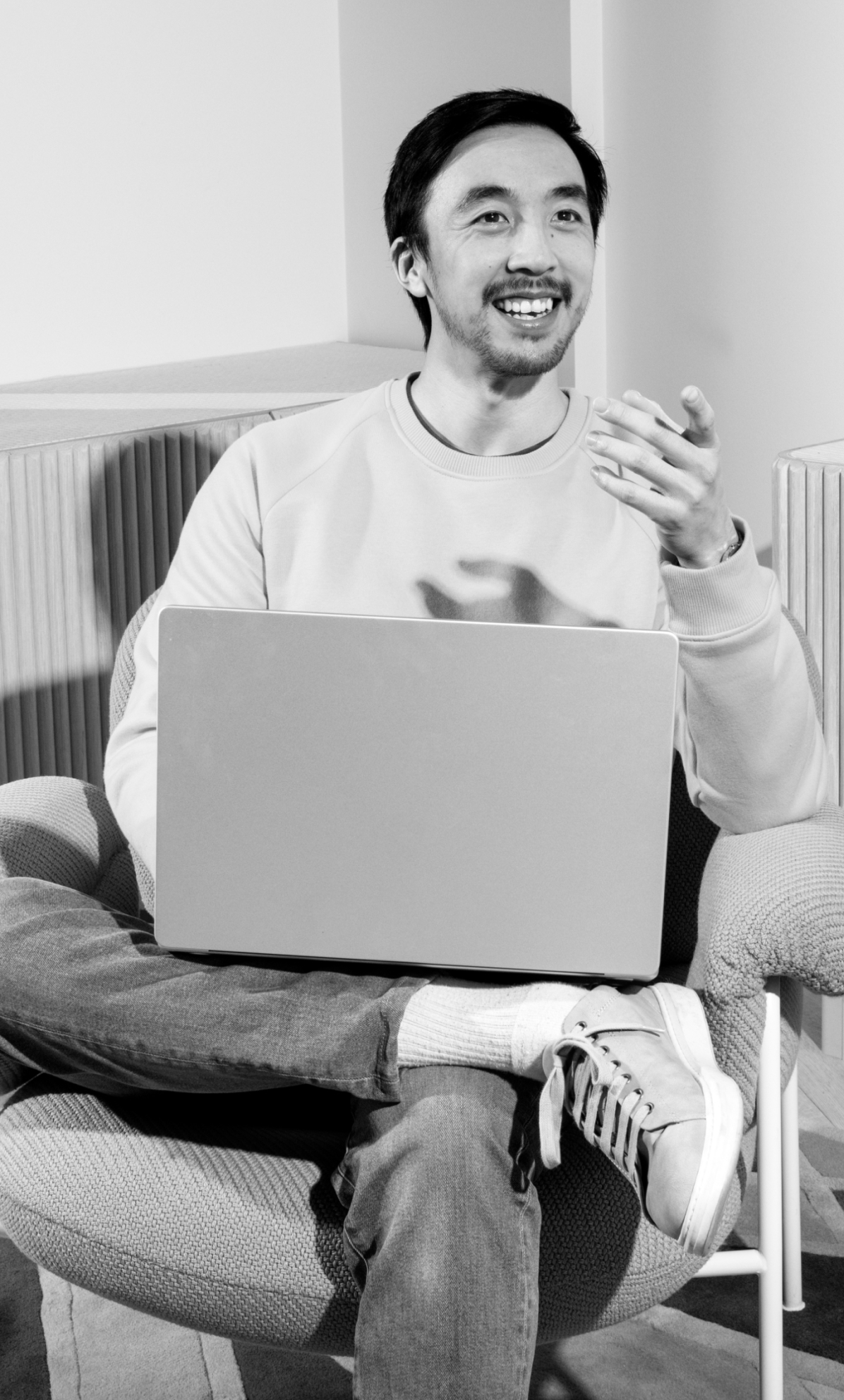 Foto Héroe Hombre Sonriendo Escritorio