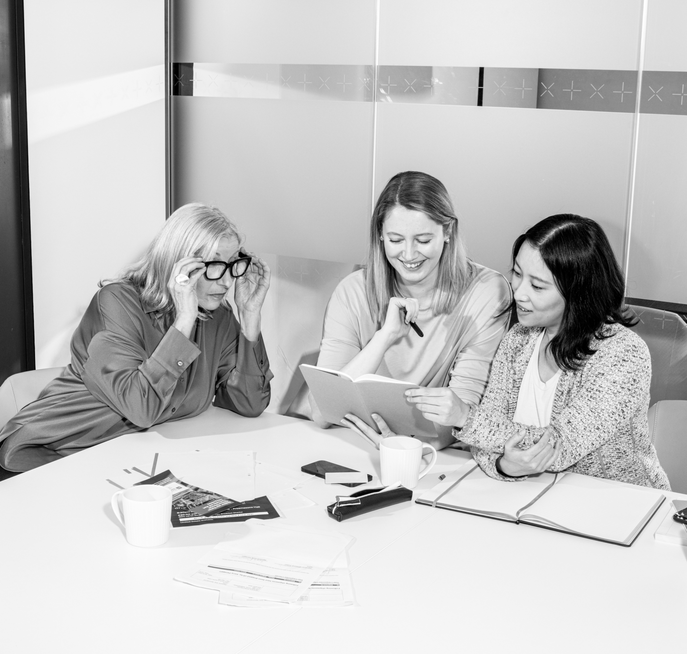 Groupe de femmes héroïnes en noir et blanc travaillant K06 K07 K08