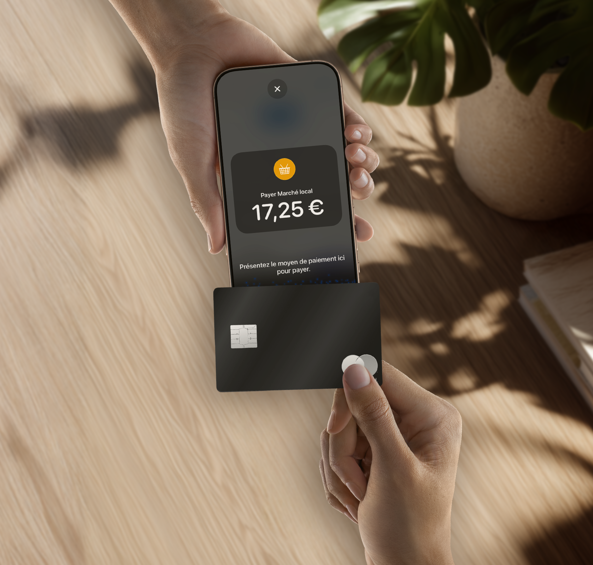 WEB Photo Hero TopicHighlight Bento Appuyez pour payer Gros plan iPhone
