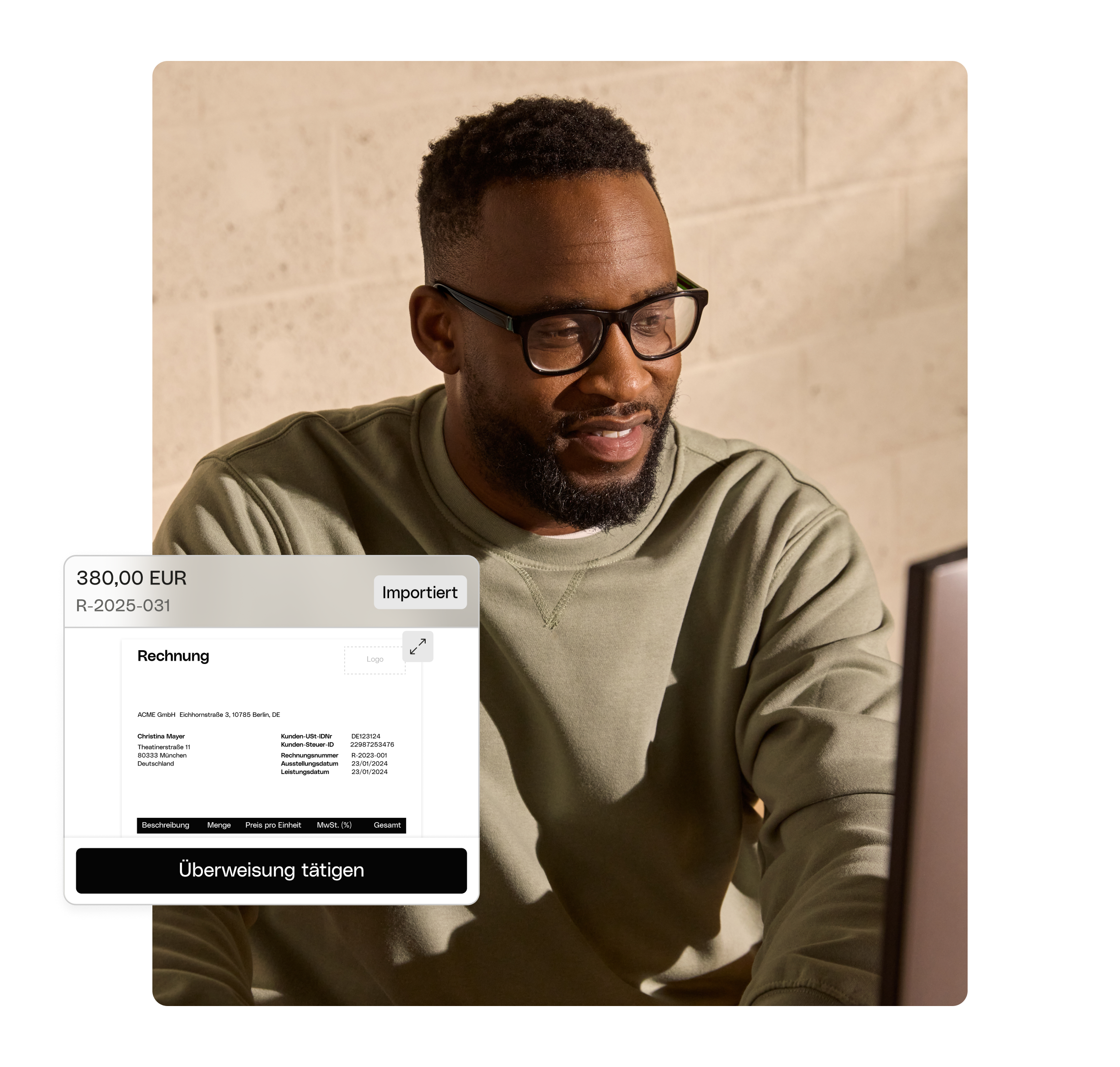 WEB UIPhoto Hero TopicHighlight Bento E-Rechnung Männer Arbeitsnotizbuch E04