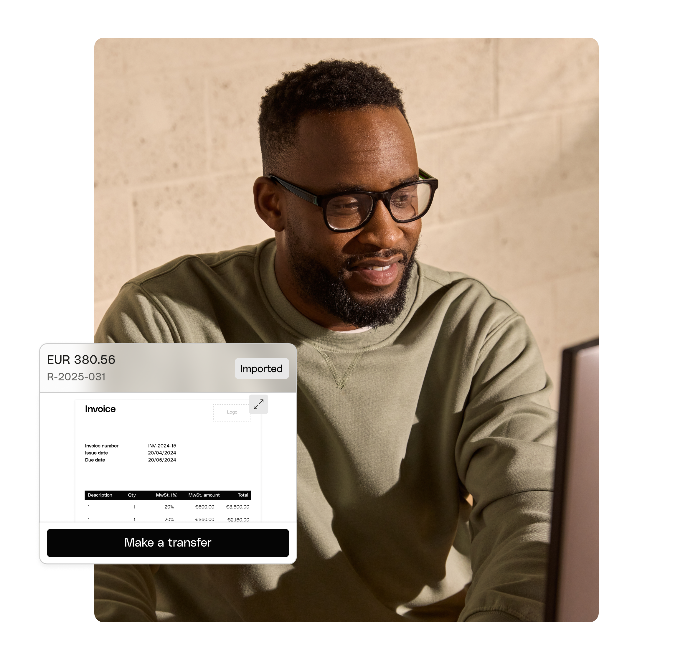 WEB UIPhoto Hero TopicHighlight Bento Einvoicing Men Working Notebook E04