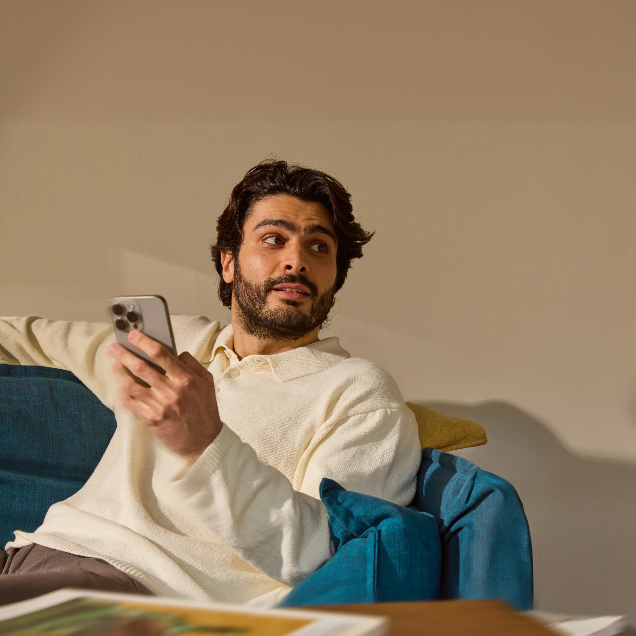 WEB BrandPhoto Hero TopicHighlight Bento Headline Cards Tiles Man Relaxed Phone E02 WbRvmp