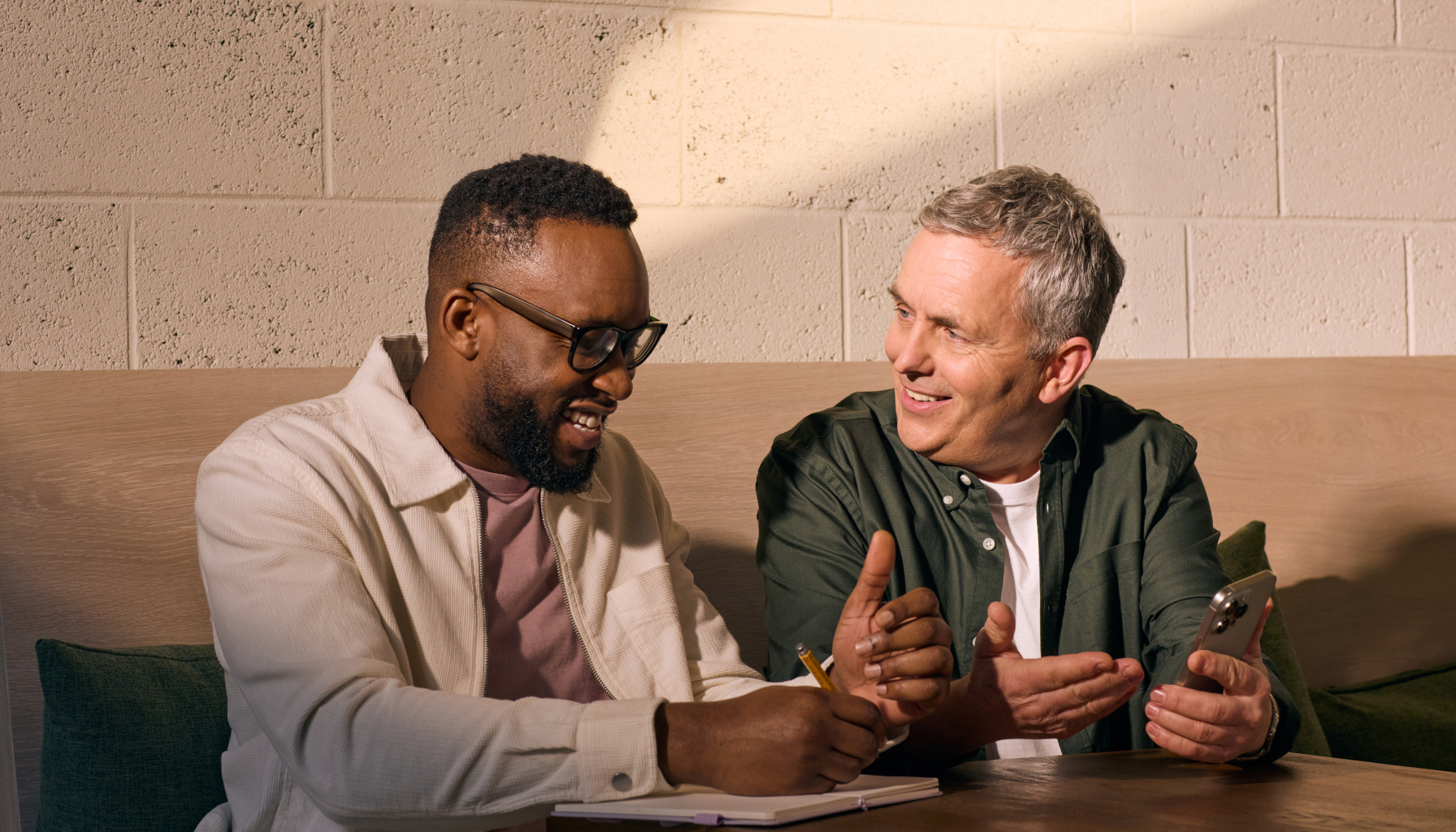 WEB Foto PopUpModal Männer Team Meeting Mobile E04 E06