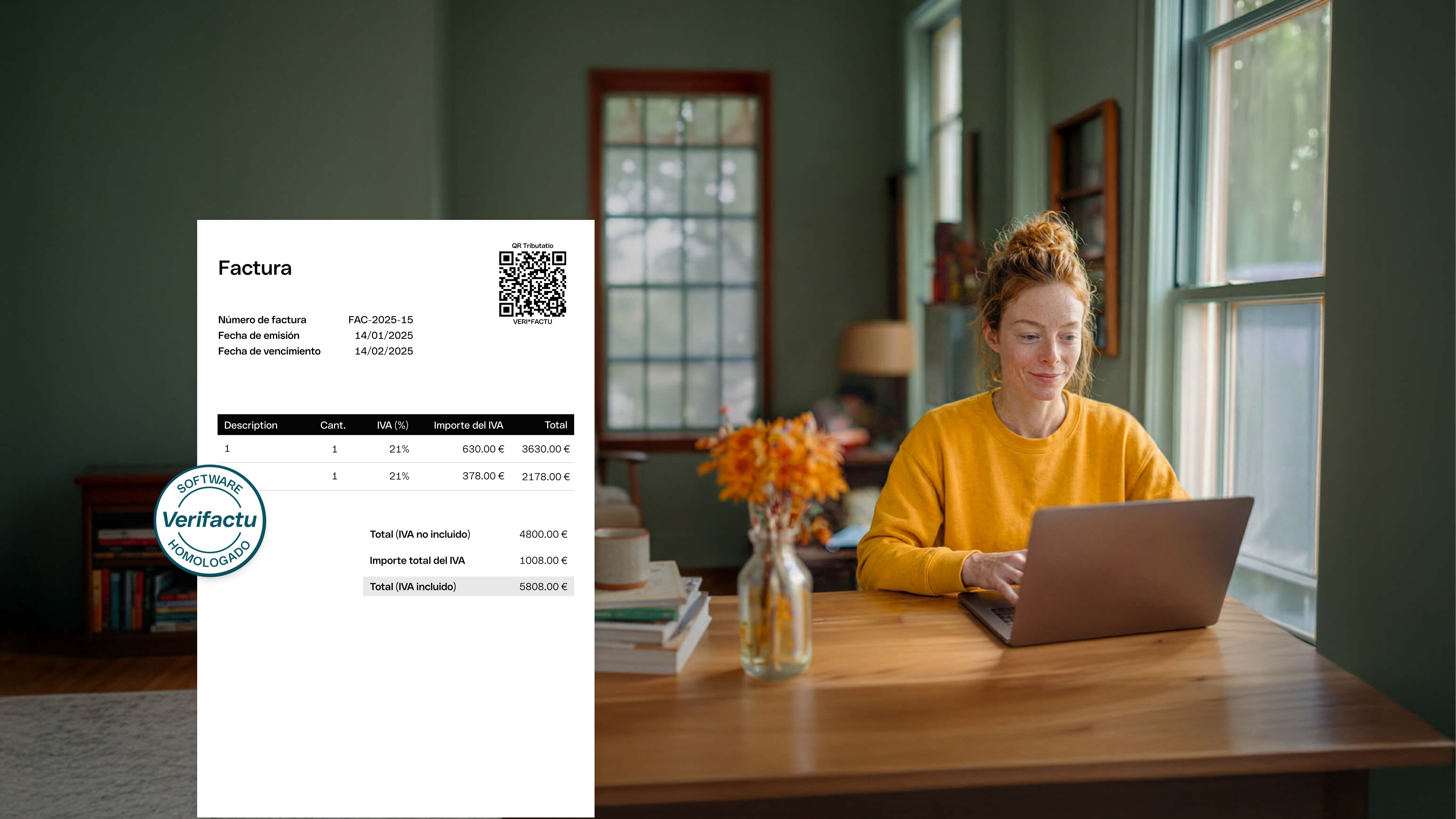 Mujer freelance que realiza facturación electrónica en su escritorio.