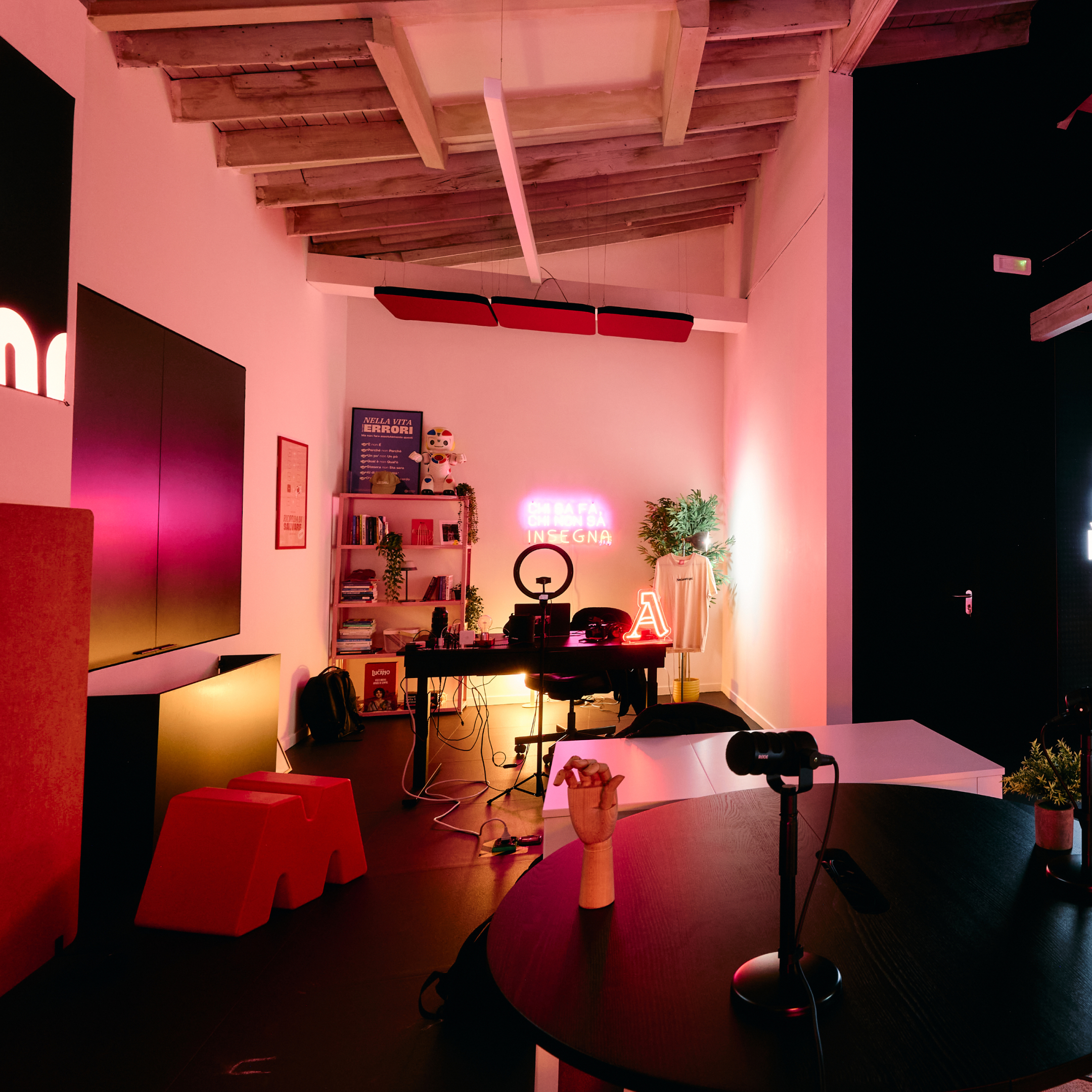 WEB IT Photo Hero TopicHighlight Bento Photo # Marketing Expresso Room