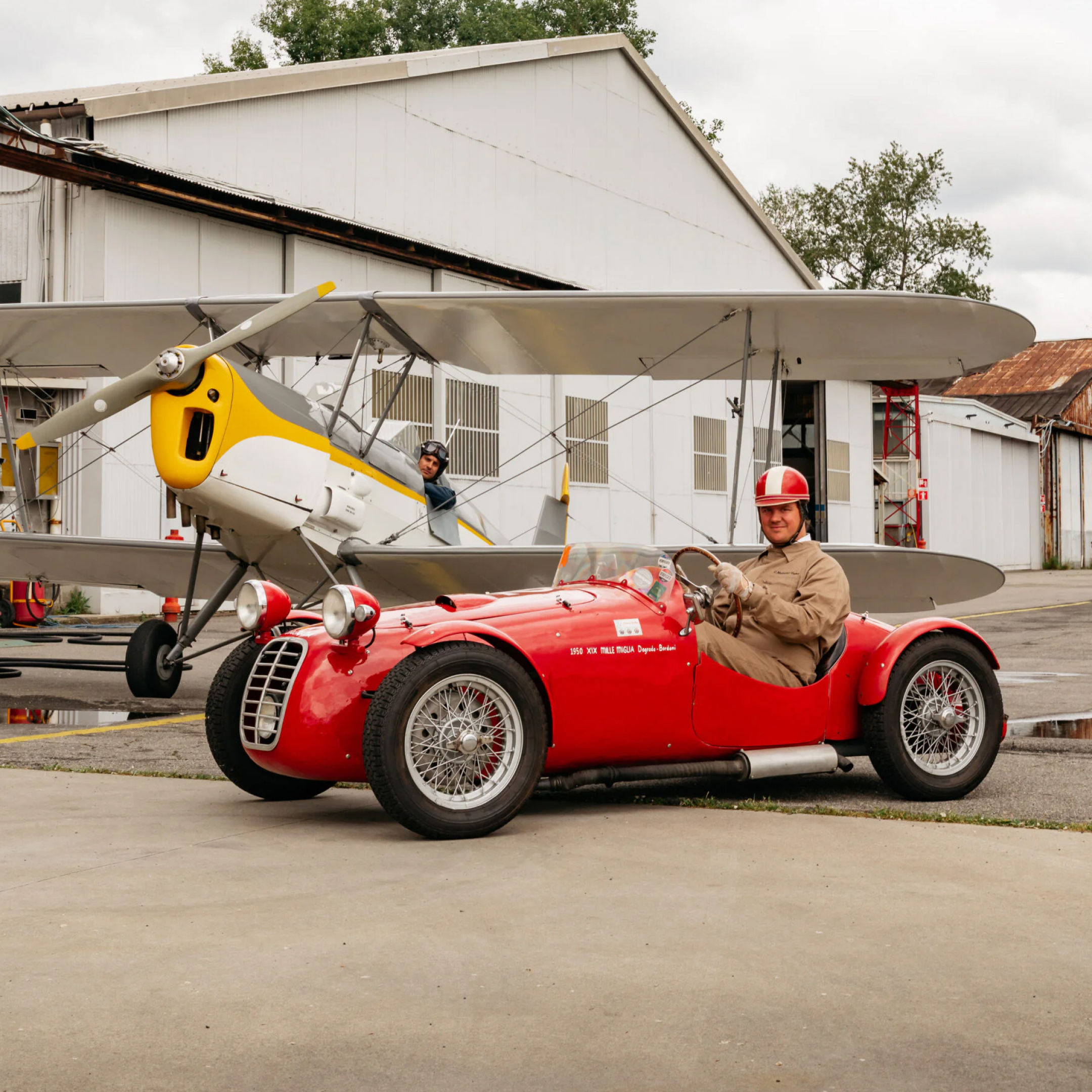 WEB IT Photo Hero TopicHighlight Bento Photo # Asset Classic Car and Plane