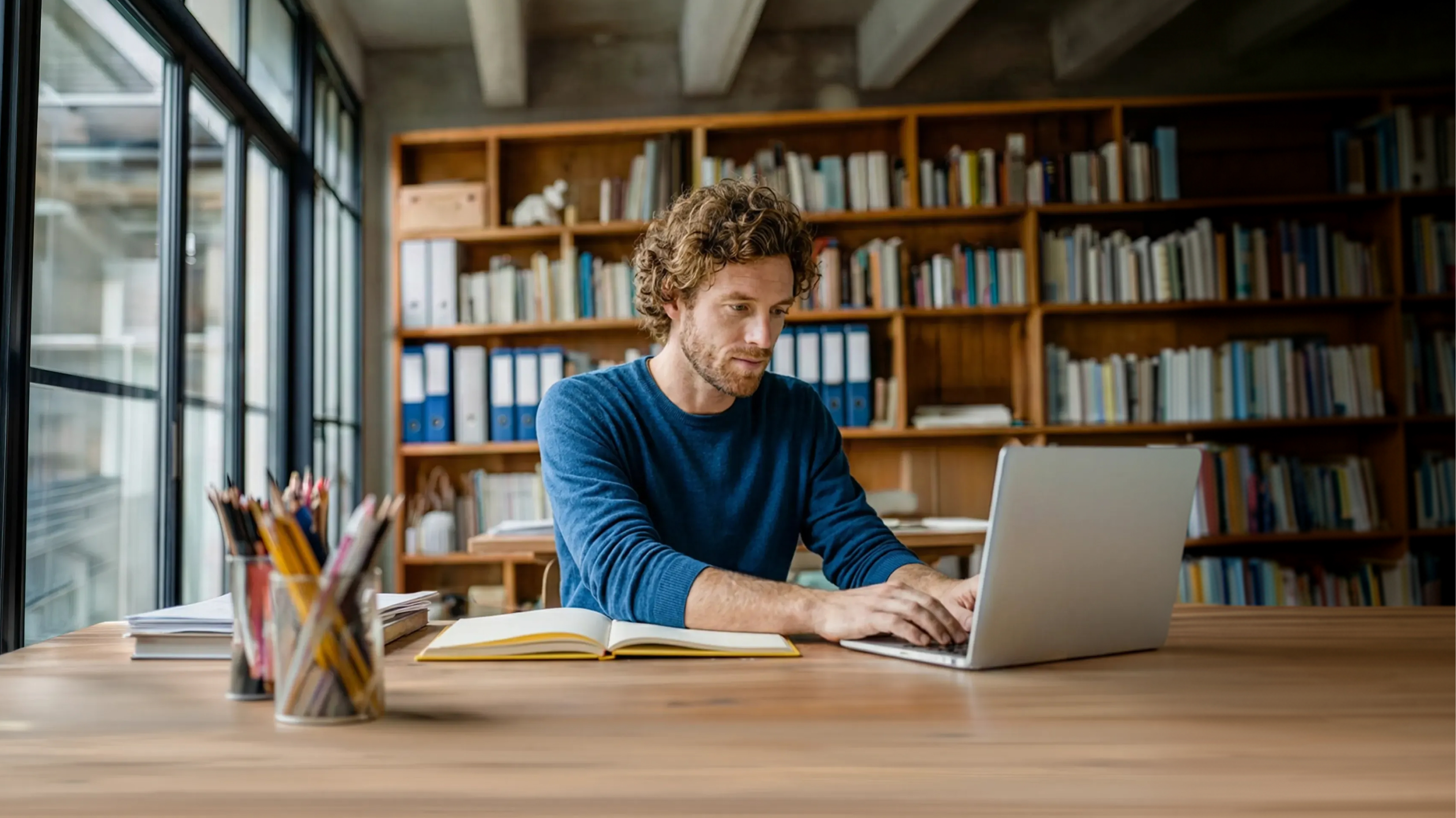Uomo freelance alla scrivania