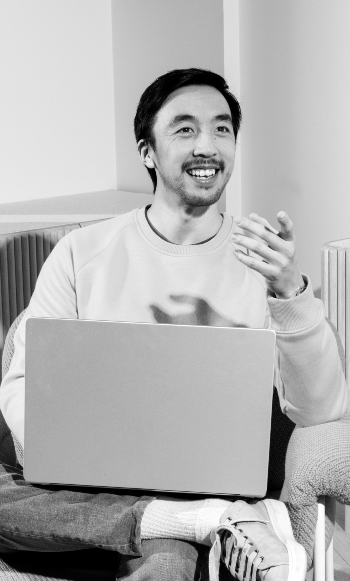 Schwarz-Weiß-Foto Held Finanzierung Mann Computer