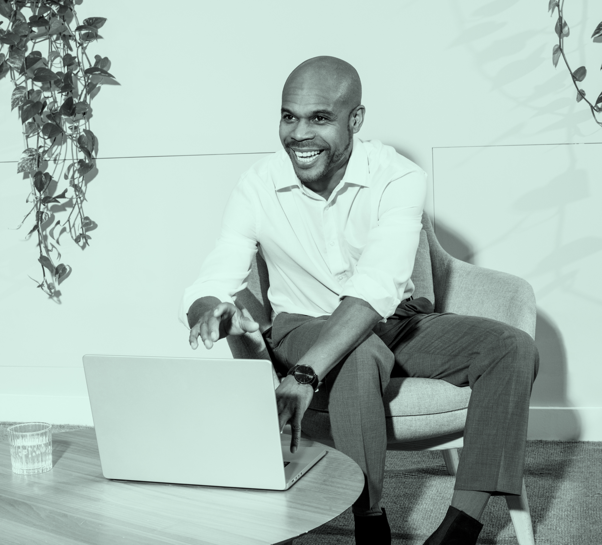 Mint Photo Stepper Simple Homme Souriant Bureau